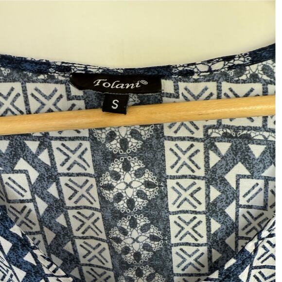 TOLANI blue white geometric print cold shoulder hanky 100% silk top blouse - Picture 3 of 4